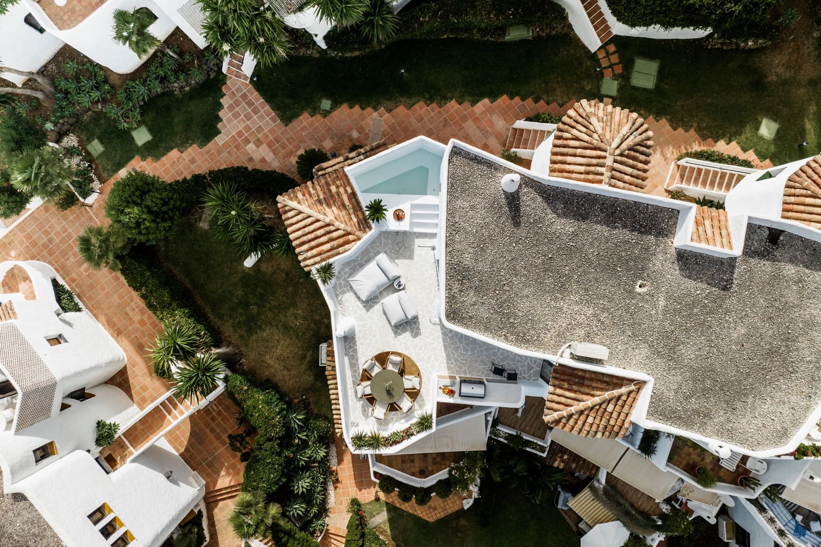 2 bedroom Apartment for sale in Marbella with pool garage - € 895,000 (Ref: 9507903)