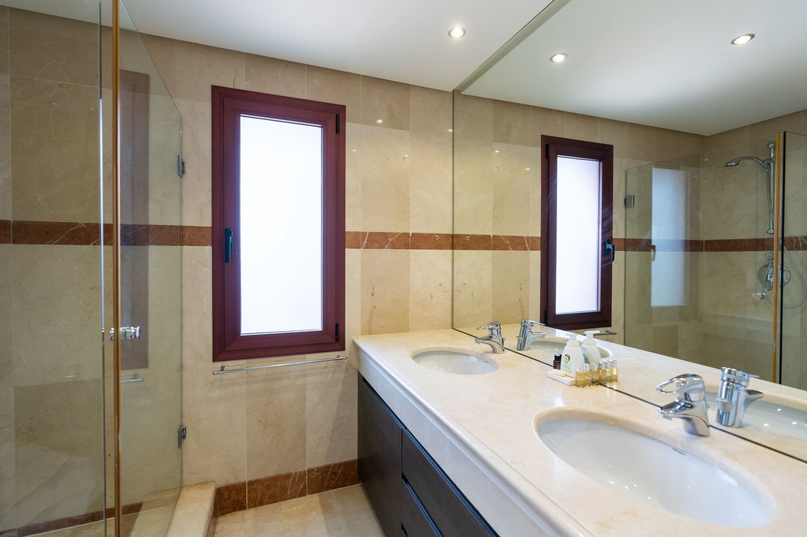 2 bedroom Apartment for sale in Estepona with pool garage - € 750,000 (Ref: 9507907)