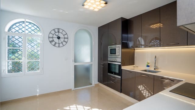 3 sypialnia Willa na sprzedaż w Marbella z basenem garażem - 520 000 € (Ref: 9507911)