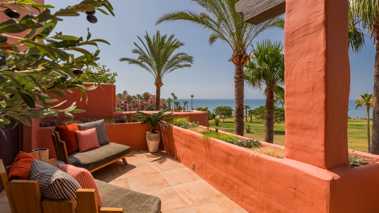 4 bedroom Apartment for sale in Estepona with pool garage - € 4,950,000 (Ref: 9507920)