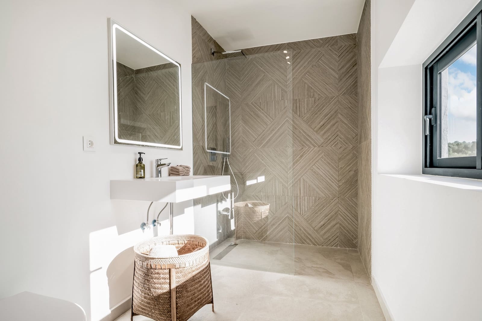 5 bedroom Villa for sale in Marbella with pool garage - € 2,250,000 (Ref: 9507924)