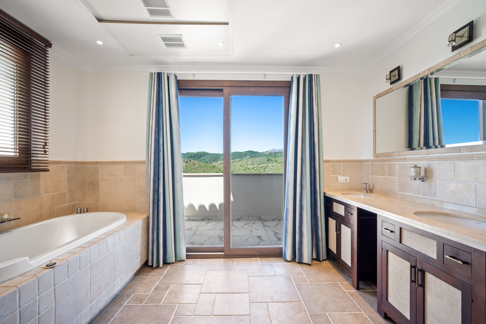 6 soverom Villa til salgs i Marbella med svømmebasseng garasje - € 2 750 000 (Ref: 9507927)