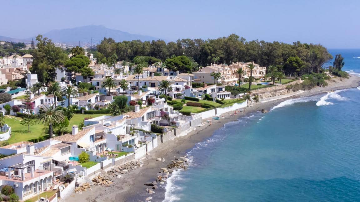 2 bedroom Villa for sale in Estepona with pool garage - € 649,000 (Ref: 9507928)