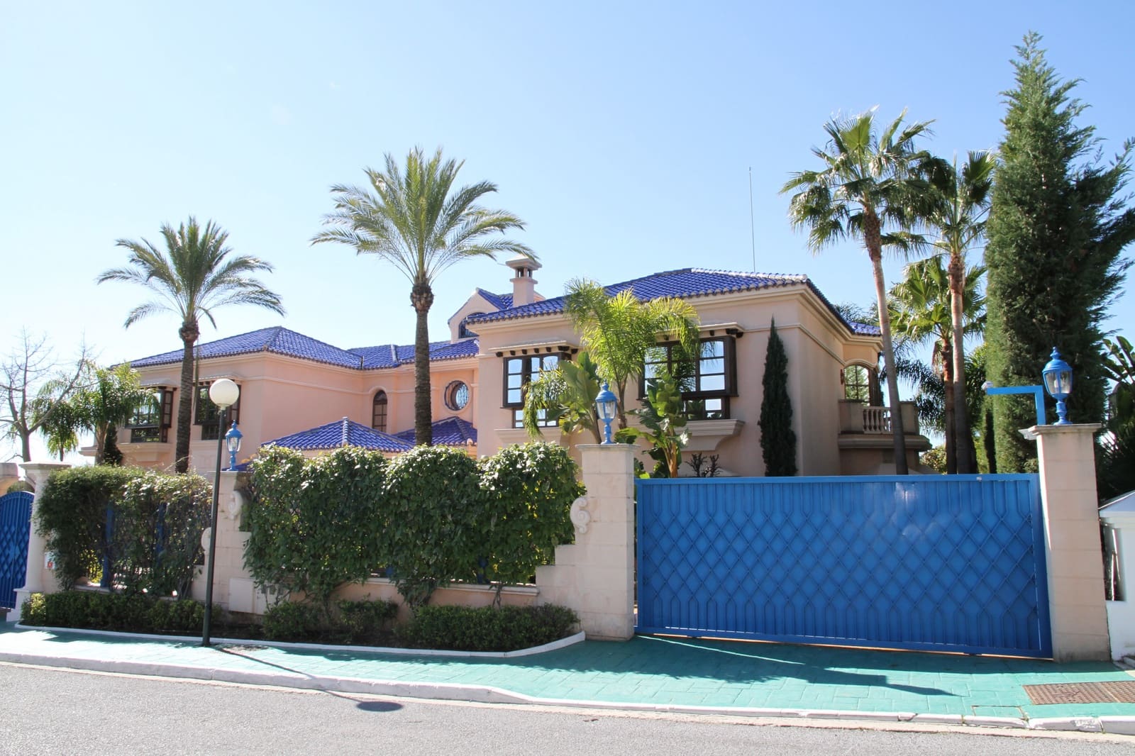6 bedroom Villa for sale in Nueva Andalucia with pool garage - € 8,500,000 (Ref: 9507929)