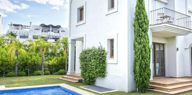 4 soveværelse Villa til salg i Estepona med swimmingpool garage - € 815.000 (Ref: 9507943)