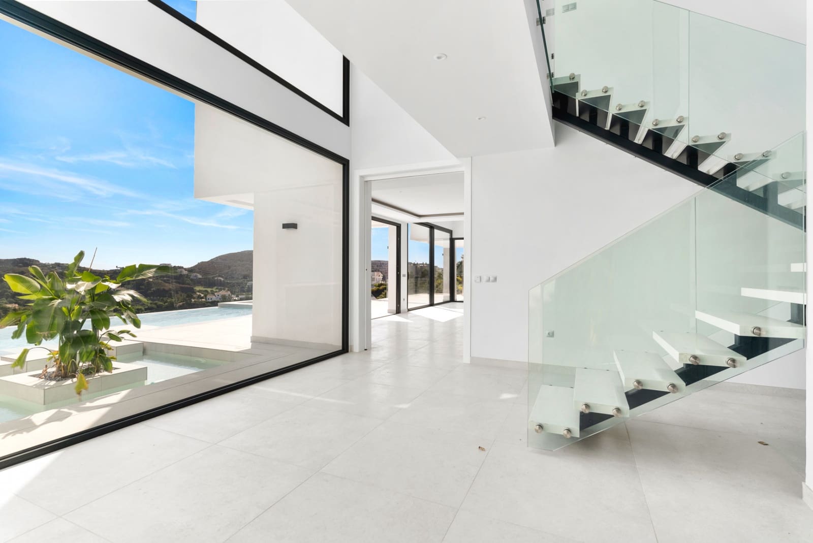 5 bedroom Villa for sale in Marbella with pool garage - € 2,450,000 (Ref: 9507973)