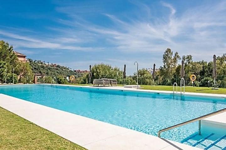 Apartamento de 3 habitaciones en Benahavís en venta con piscina garaje - 520.000 € (Ref: 9553263)