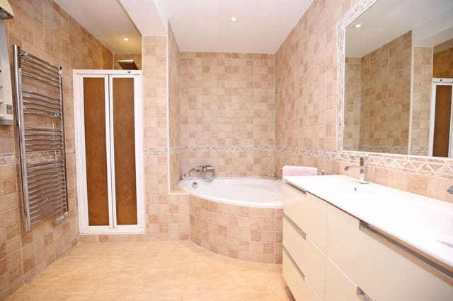 4 bedroom Villa for sale in Marbella with pool garage - € 1,045,000 (Ref: 9553269)