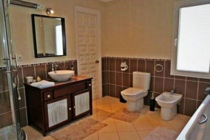 4 bedroom Villa for sale in Marbella with pool garage - € 495,000 (Ref: 9553271)