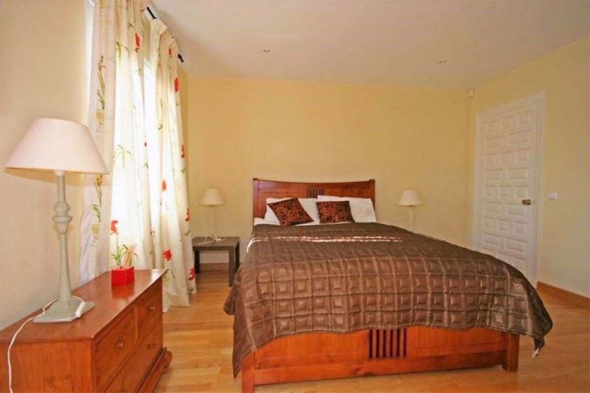 4 bedroom Villa for sale in Marbella with pool garage - € 495,000 (Ref: 9553271)