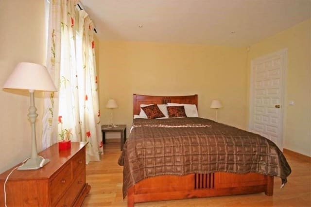 4 bedroom Villa for sale in Marbella with pool garage - € 495,000 (Ref: 9553271)