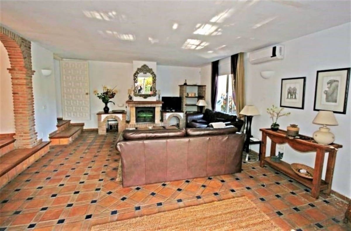 4 bedroom Villa for sale in Marbella with pool garage - € 495,000 (Ref: 9553271)