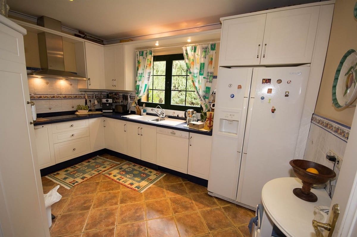 3 bedroom Villa for sale in Marbella with pool - € 775,000 (Ref: 9553289)