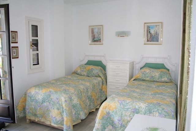 Ático de 2 habitaciones en Marbella en venta con piscina - 650.000 € (Ref: 9553310)