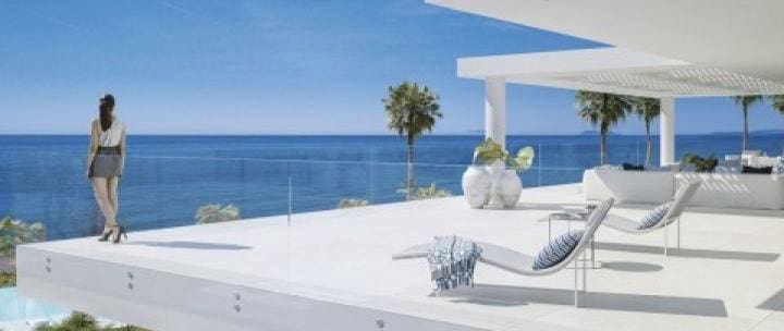 Apartamento de 4 habitaciones en Estepona en venta con piscina - 3.390.000 € (Ref: 9553325)