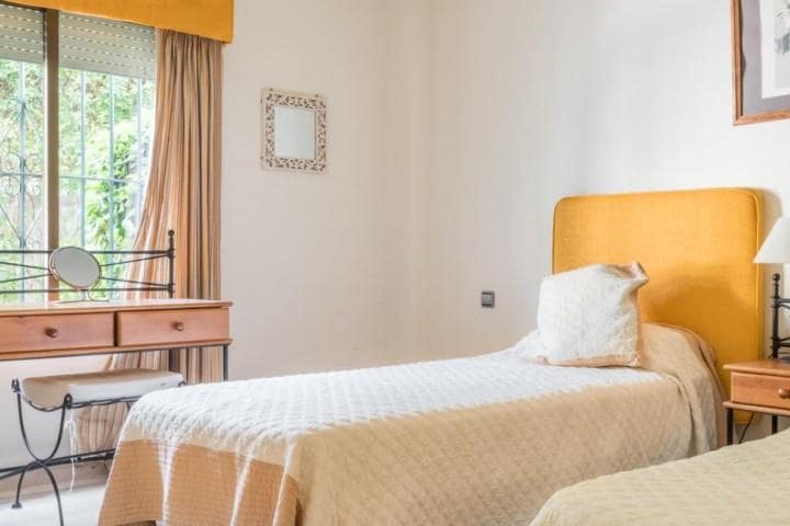 2 bedroom Apartment for sale in Marbella with pool - € 450,000 (Ref: 9553329)