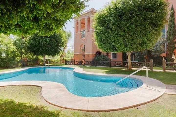 Apartamento de 2 habitaciones en Benahavís en venta con piscina garaje - 417.500 € (Ref: 9553374)