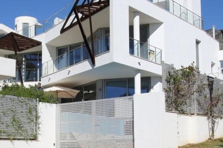 4 makuuhuone Omakotitalo myytävänä paikassa Marbella mukana uima-altaan 
autotalli - 2 200 000 € (Ref: 9553381)