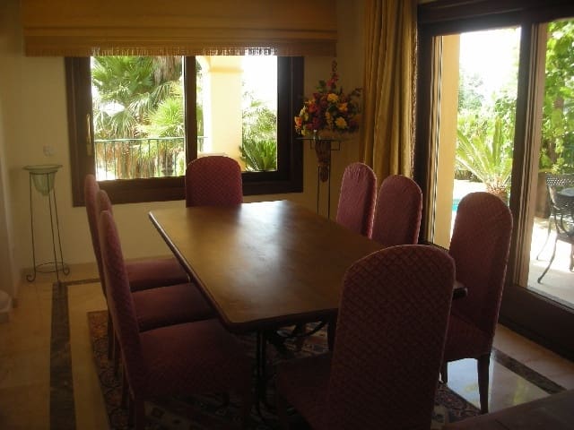 5 Zimmer Villa zu verkaufen in Marbella mit Pool Garage - 1.500.000 € (Ref: 9553382)