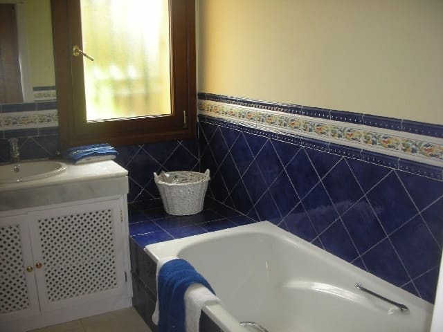 5 Zimmer Villa zu verkaufen in Marbella mit Pool Garage - 1.500.000 € (Ref: 9553382)