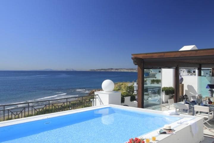 Apartamento de 2 habitaciones en Estepona en venta con piscina garaje - 900.000 € (Ref: 9553391)