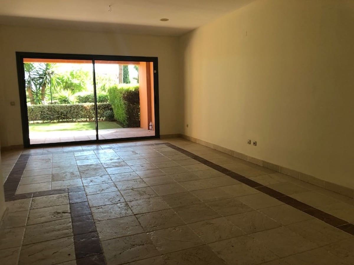 Apartamento de 2 habitaciones en Estepona en venta con piscina garaje - 299.000 € (Ref: 9553410)