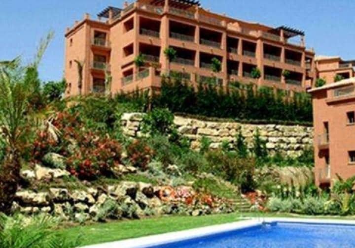 Apartamento de 2 habitaciones en Estepona en venta con piscina garaje - 299.000 € (Ref: 9553410)