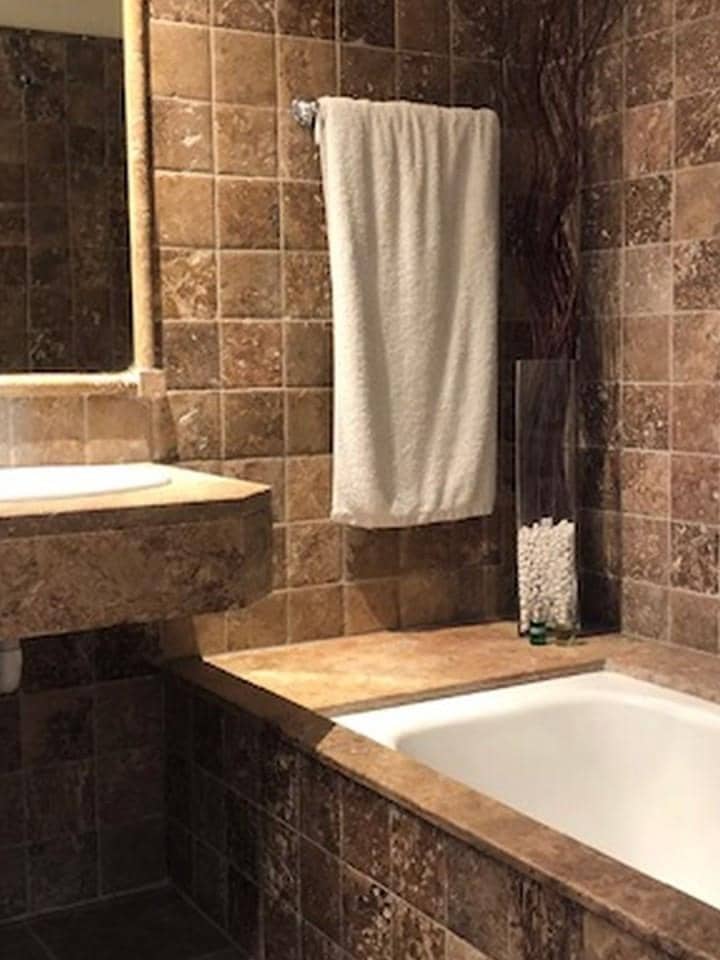 Apartamento de 2 habitaciones en Estepona en venta con piscina garaje - 299.000 € (Ref: 9553410)