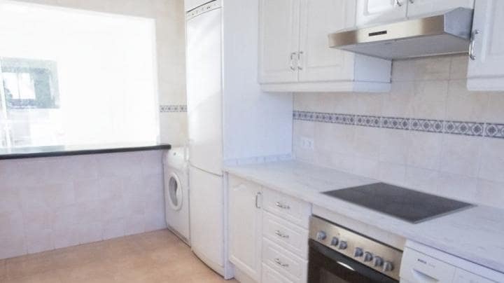 4 makuuhuone Omakotitalo myytävänä paikassa Marbella mukana uima-altaan 
autotalli - 395 000 € (Ref: 9553426)