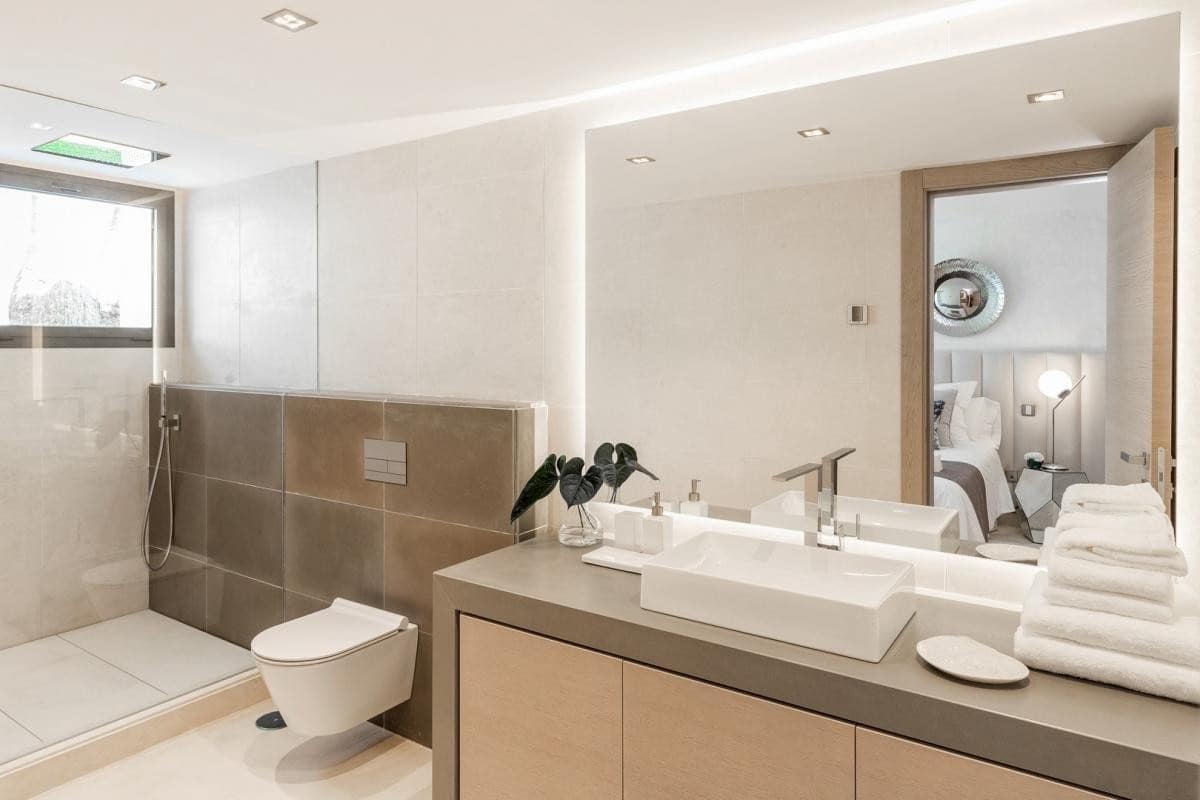 5 bedroom Villa for sale in Marbella with pool garage - € 2,450,000 (Ref: 9553452)