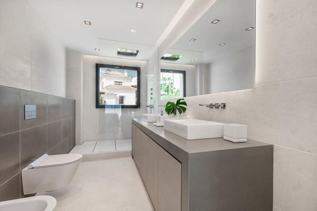 5 bedroom Villa for sale in Marbella with pool garage - € 2,450,000 (Ref: 9553452)