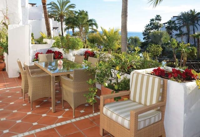 Ático de 3 habitaciones en Puerto Banus, Marbella en venta con piscina garaje - 3.500.000 € (Ref: 9553453)