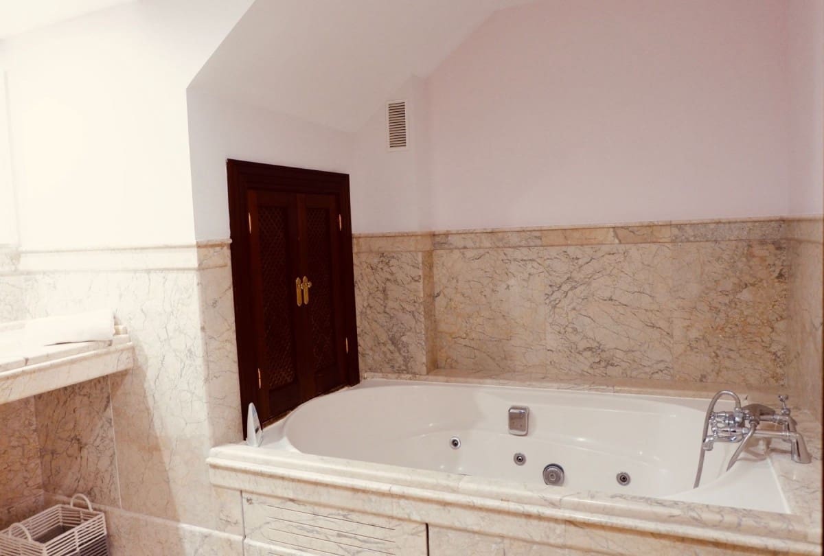 3 quarto Penthouse para venda em Marbella com piscina garagem - 1 300 000 € (Ref: 9553455)