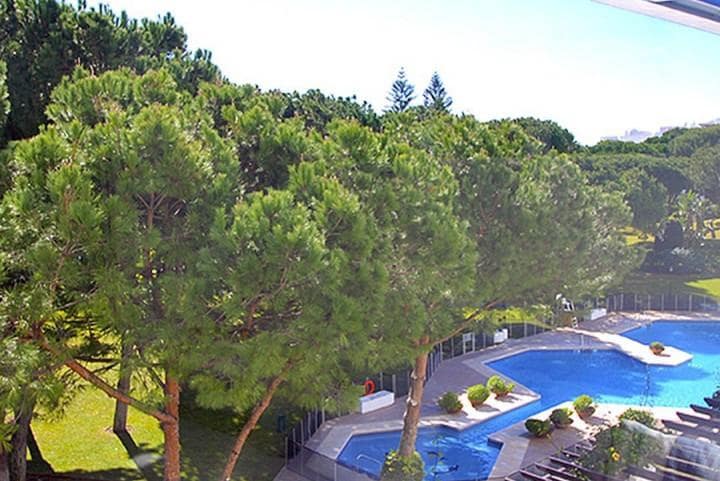 Apartamento de 3 habitaciones en Puerto Banus en venta con piscina garaje - 1.250.000 € (Ref: 9553456)