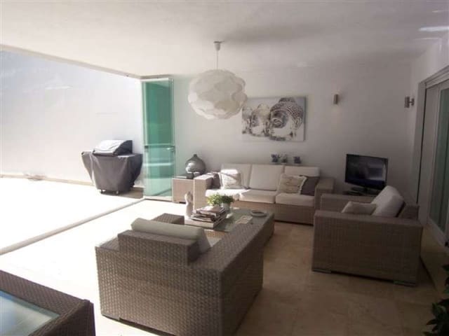 Apartamento de 3 habitaciones en Puerto Banus, Marbella en venta con piscina garaje - 879.500 € (Ref: 9553462)