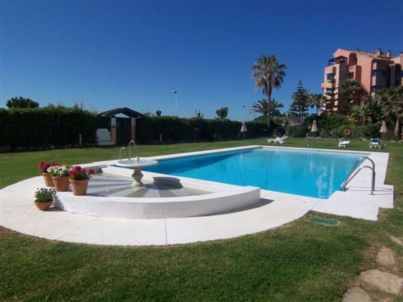 Apartamento de 3 habitaciones en Puerto Banus en venta con piscina garaje - 879.500 € (Ref: 9553462)