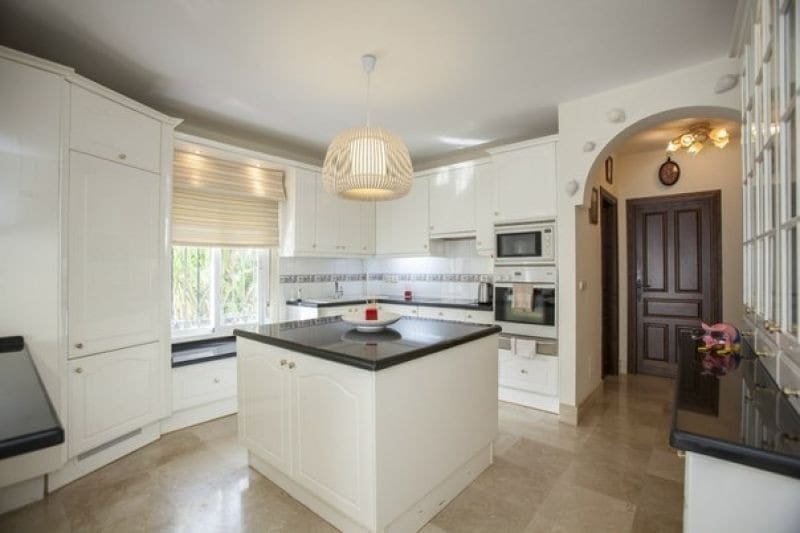 Chalet de 4 habitaciones en Marbella en venta con piscina garaje - 849.000 € (Ref: 9553463)