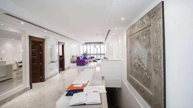 Apartamento de 2 habitaciones en Marbella en venta con piscina garaje - 695.000 € (Ref: 9553464)