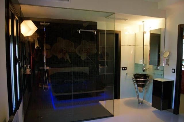 Apartamento de 2 habitaciones en Puerto Banus, Marbella en venta con piscina garaje - 780.000 € (Ref: 9553467)