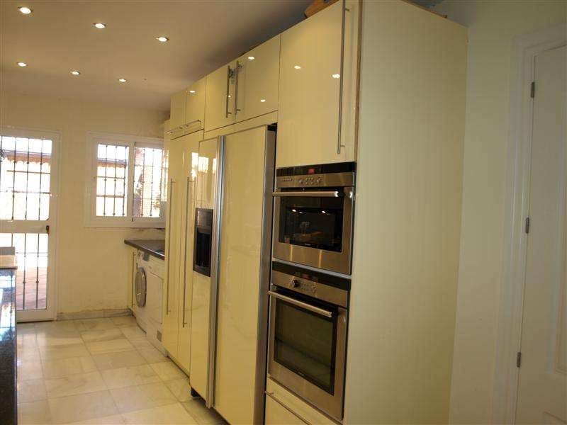 4 bedroom Townhouse for sale in Marbella with pool - € 899,000 (Ref: 9553472)