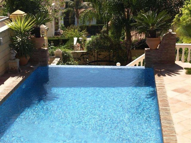4 soveværelse Byhus til salg i Marbella med swimmingpool - € 899.000 (Ref: 9553472)
