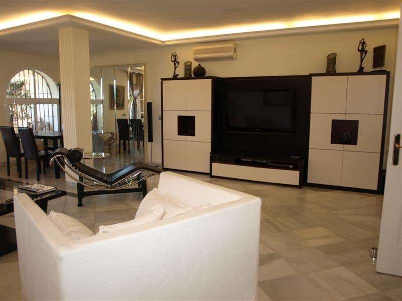 4 bedroom Townhouse for sale in Marbella with pool - € 899,000 (Ref: 9553472)
