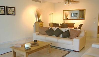 Apartamento de 3 habitaciones en Marbella en venta con piscina - 895.000 € (Ref: 9553473)