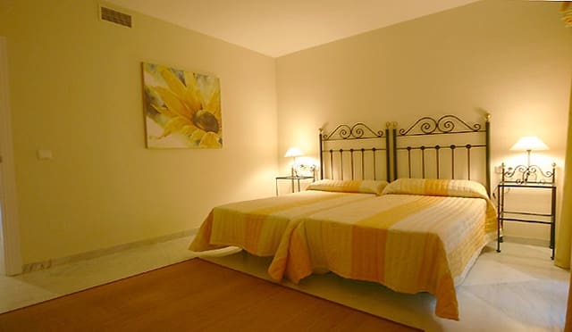 Apartamento de 3 habitaciones en Marbella en venta con piscina - 895.000 € (Ref: 9553473)