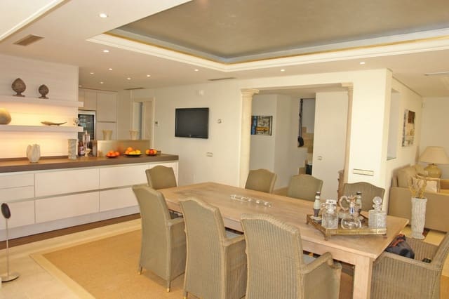 Apartamento de 2 habitaciones en Marbella en venta con piscina garaje - 1.695.000 € (Ref: 9553491)