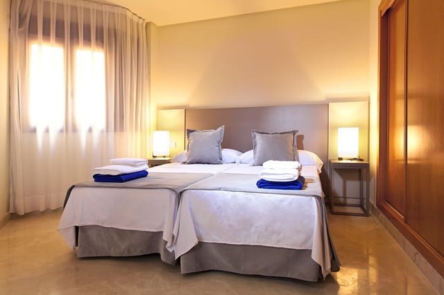 Apartamento de 4 habitaciones en Puerto Banus, Marbella en venta con piscina garaje - 1.163.500 € (Ref: 9553492)