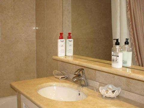 2 sypialnia Apartament na sprzedaż w Puerto Banus z basenem garażem - 1 200 000 € (Ref: 9553504)