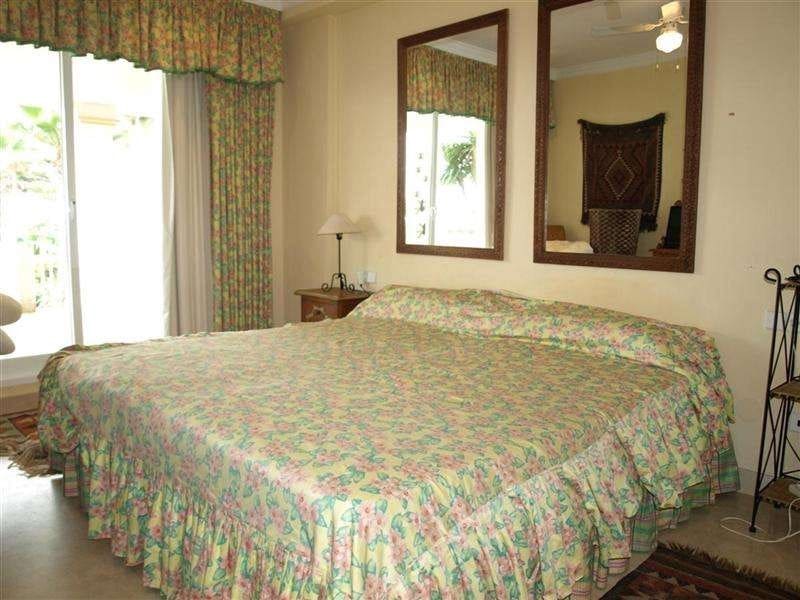 2 sypialnia Apartament na sprzedaż w Puerto Banus z basenem garażem - 1 200 000 € (Ref: 9553504)