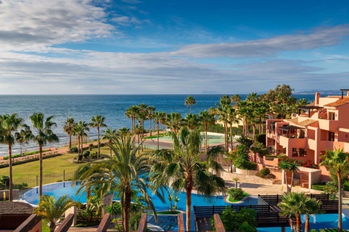 3 bedroom Apartment for sale in Estepona with pool garage - € 725,000 (Ref: 9553511)