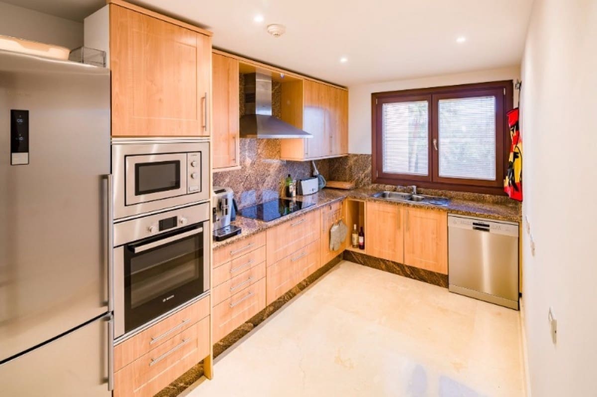 3 bedroom Apartment for sale in Estepona with pool garage - € 725,000 (Ref: 9553511)